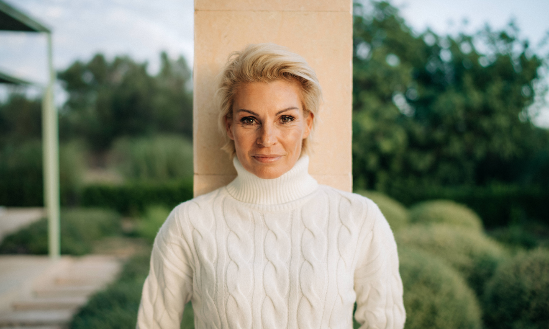 Susanne K. mit strahlendem Teint nach der Anwendung von Spilanthol Serum